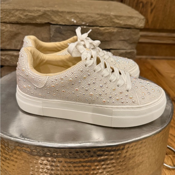 Betsy Johnson Sidny Ivory Pearl Sneaker pearl embellishment size 5.5 never worn - Picture 2 of 7